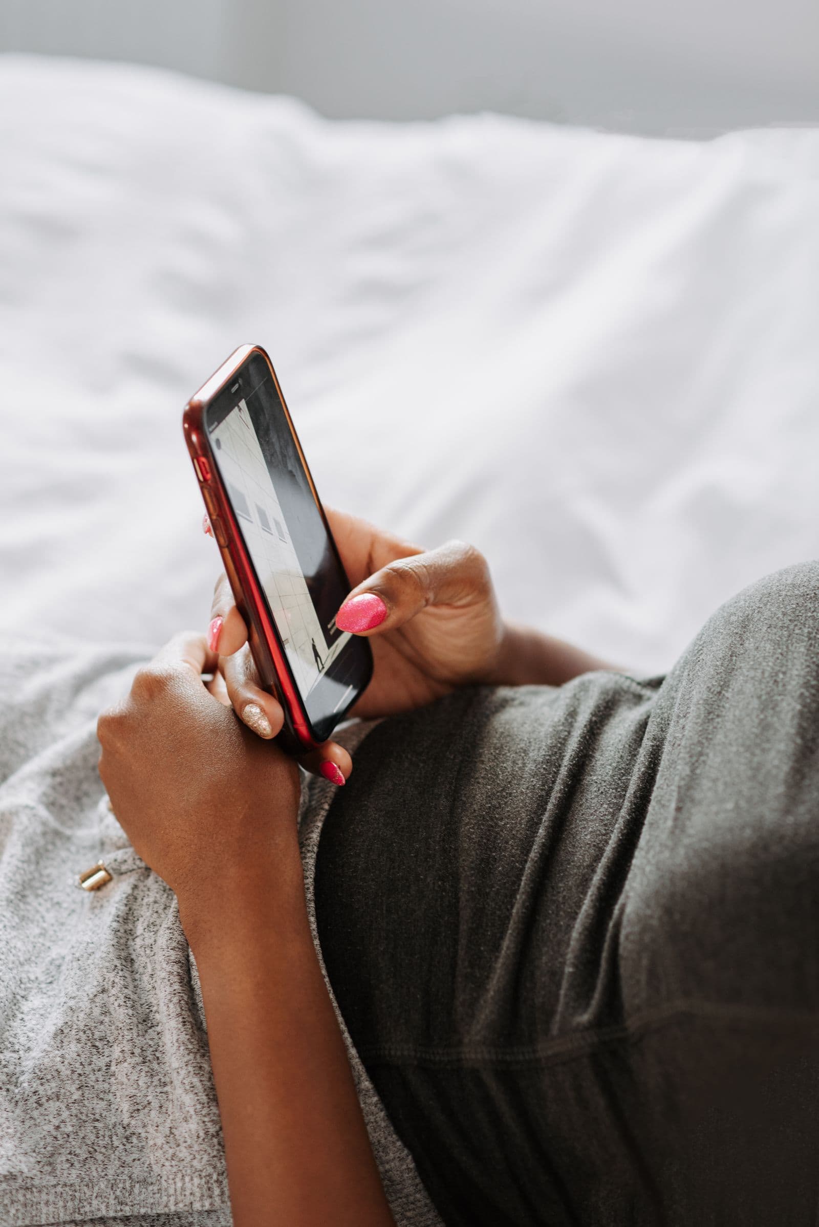 Personne lisant sur son téléphone, détendue